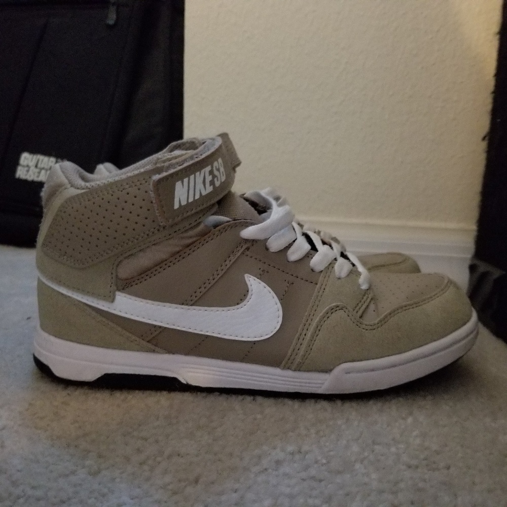 Nike SB sneakers in nude and white
